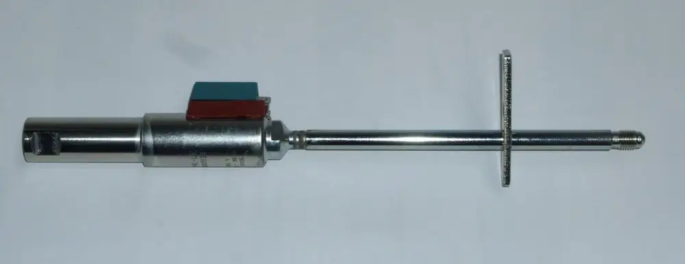 Daikin Düsenstange mit einer metallischen Oberfläche und einem länglichen Gehäuse, ausgestattet mit einem seitlichen Griff und einer abgerundeten Spitze.